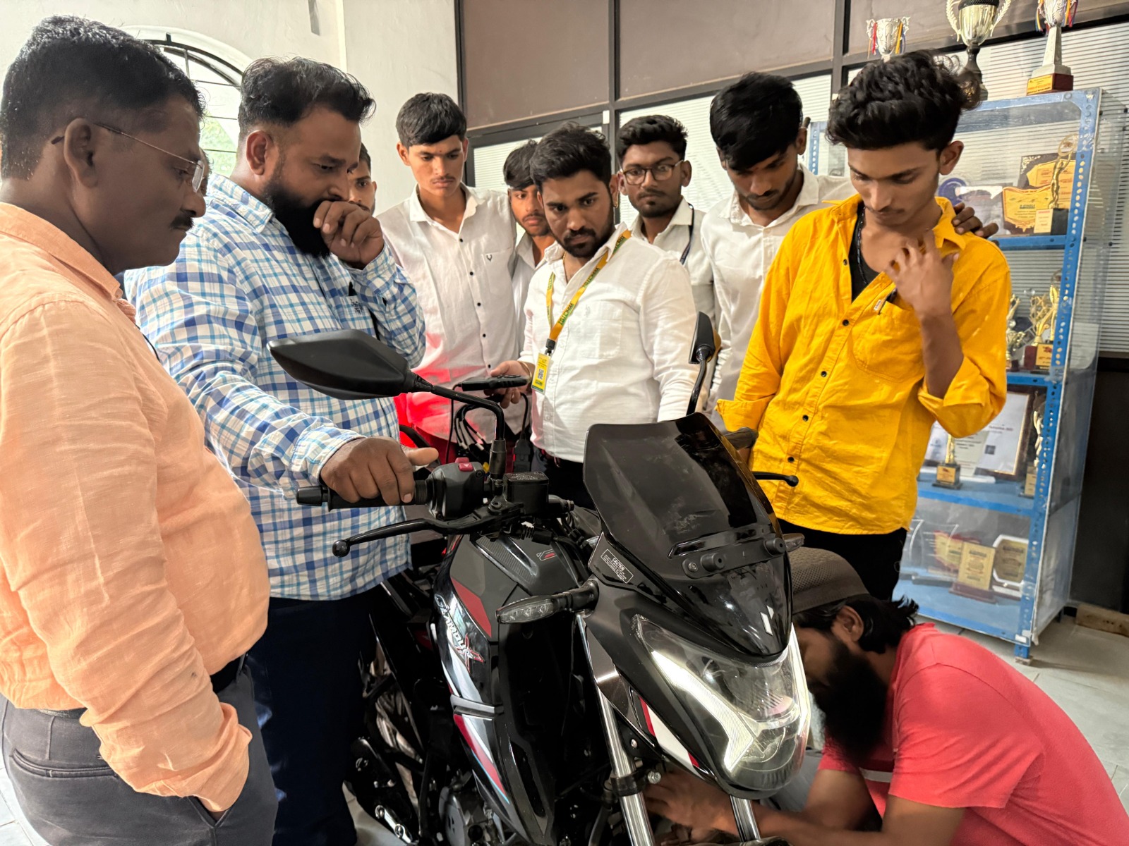 Mechanics undergoing hands-on BS-VI training